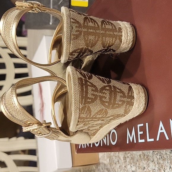 Antonio Melani tan with gold trim Sz 8.5 Sandals - Picture 2 of 5